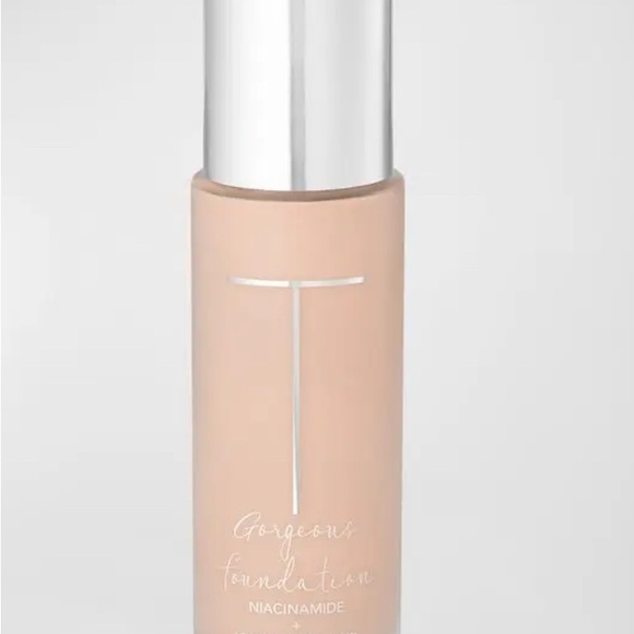 Trish McEvoy Gorgeous Foundation - Cream like new (2) - Picture 1 of 3